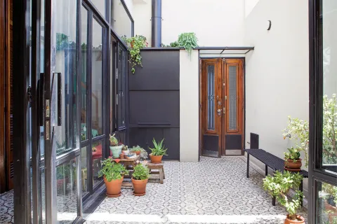 8 ideas simples para reinventar el patio de un PH En los pisos, en las plantas, en los muebles, en el cerramiento... un mundo de detalles que resuelven bien los problemas que suelen tener los patios de PH.