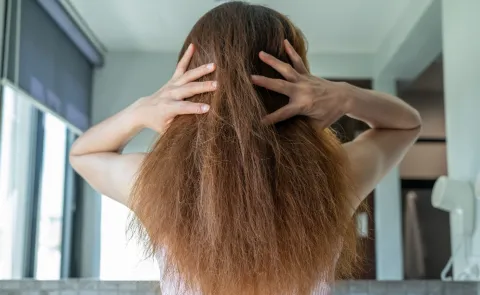 Chau puntas abiertas: cómo hidratar el pelo seco para que luzca sano y fuerte Una mujer con el pelo seco