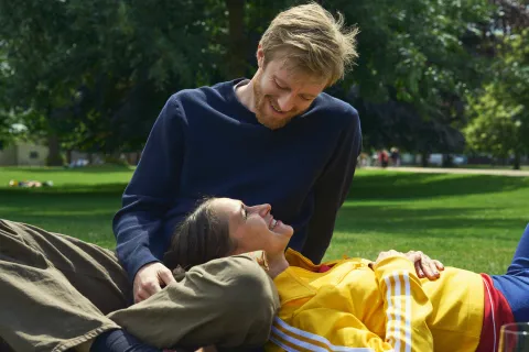 Una Historia de Amor en Copenhague: por qué ver la peli danesa de Netflix que es furor y que aborda los desafíos reproductivos Una pareja sentada en un parque, mirándose con amor.