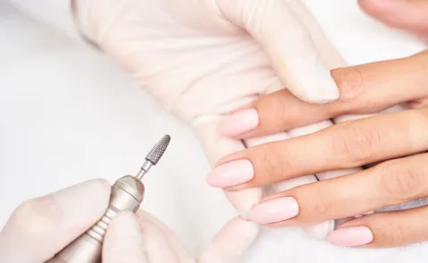 Uñas semipermanentes: cuántas veces al año es recomendado hacerse este procedimiento Una mujer pintándose las uñas