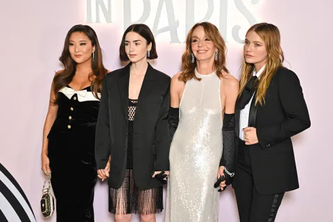 La actriz que inesperadamente abandona Emily in Paris y lo que se sabe de la temporada 5 Ashley Park, Lily Collins, Philippine Leroy-Beaulieu y Camille Razat en la premiere de Emily in Paris.