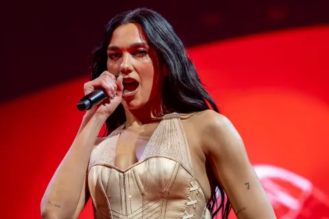 Dua Lipa deslumbró en el Radical Optimism Tour: estrenó un corset con 7200 cristales Foto de Dua Lipa.