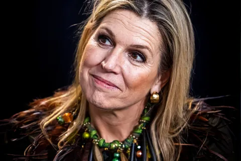 Máxima Zorreguieta sorprendió con un enorme collar que está relacionado con El Rey León El collar de El Rey León que lució Máxima Zorreguieta.