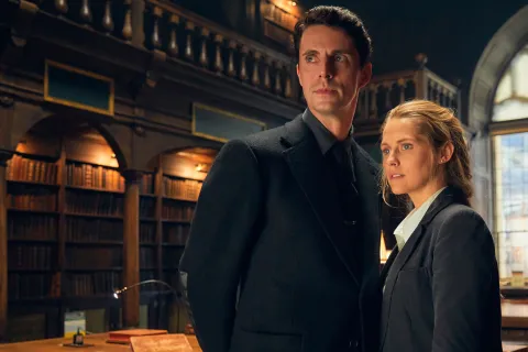 La serie británica sobre brujas que acaba de llegar a Netflix y te va a enamorar Foto de El descubrimiento de las brujas.