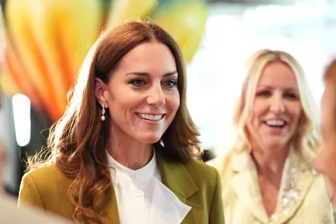 El look sastrero de Kate Middleton con el que dio cátedra de estilo El look sastrero con el que deslumbró Kate Middleton.