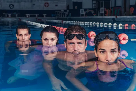Teatro en Buenos Aires: estas son las 6 obras imperdibles que tenés que ver en mayo 4 actores sumergidos en una pileta de natación.