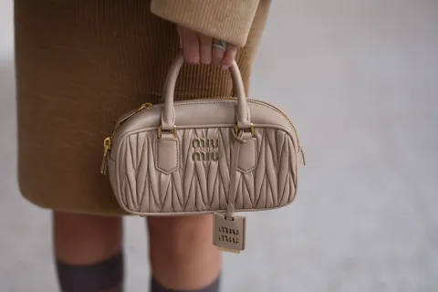 Adiós a las mini bags: cuál el accesorio tendencia del 2025 que es súper cómodo y canchero Si bien las minibags son furor, hay un nuevo ítem que vuelve con todo.