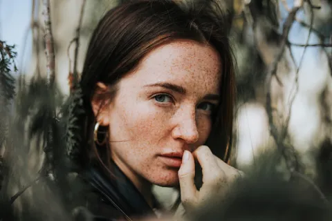 ¿Qué es la ecoansiedad y cómo combatirla? Mujer en la naturaleza preocupada