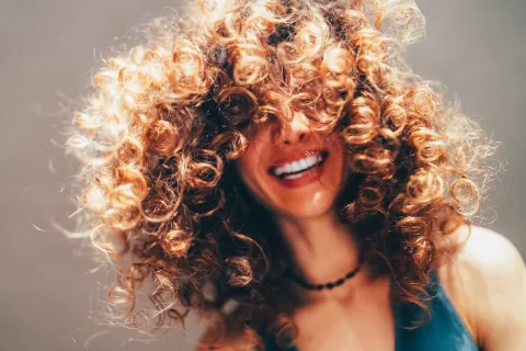 Cortes para pelo con rulos: 5 estilos cómodos y cancheros que son tendencia 5 cortes de pelo para personas con rulos