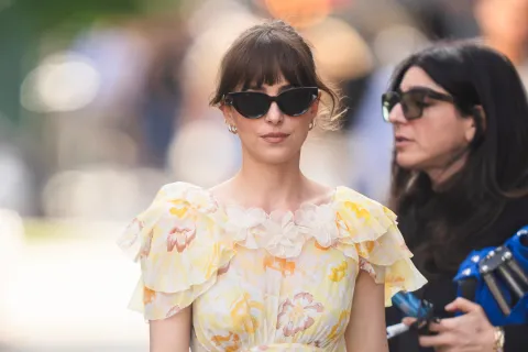 Este es el significado del vestido de flores con zapatillas que Dakota Johnson usa en el final de Amores Materialistas Así es el vestido de flores con zapatillas que Dakota Johnson usa en el final de Amores Materialistas