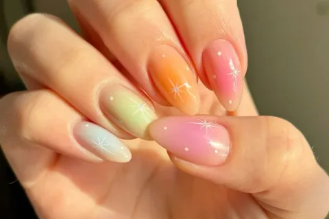 Las tendencias en diseños de uñas con efecto aura en septiembre 2025.