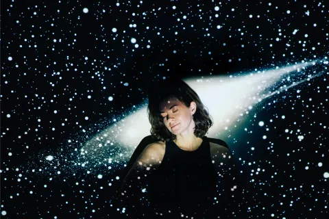 Foto de mujer con estrellas.