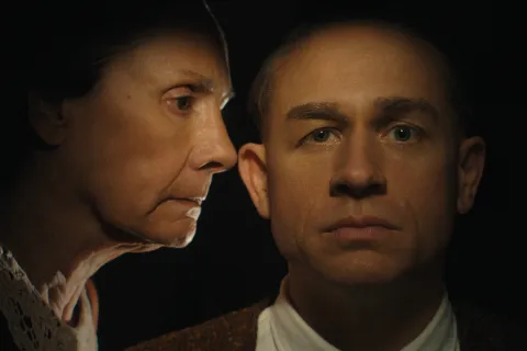 Qué ver en Netflix: así es la serie sobre el asesino serial que inspiró "El silencio de los inocentes" Monster: La historia de Ed Gein. La serie, que se estrena el 3 de octubre en Netflix, rescata uno de los crímenes más aterradores del siglo XX.