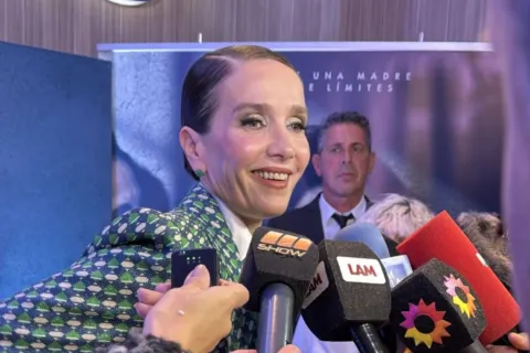 Natalia Oreiro le da un vibrante giro al look Power Suit en el estreno de La mujer de la fila Natalia Oreiro le da un vibrante giro al look Power Suit en el estreno de La mujer de la fila.