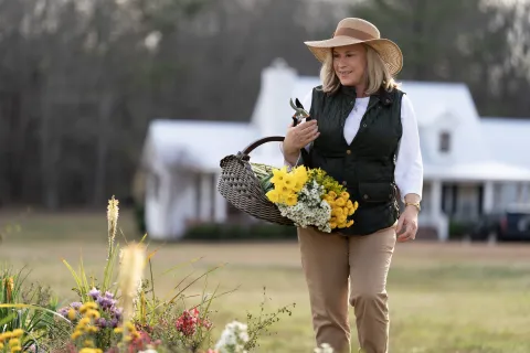La historia real detrás de "Crimen de una dinastía", el impactante drama que arrasa en Disney+ Patricia Arquette interpreta a Maggie, una mujer atrapada entre la lealtad, el miedo y las mentiras que sostienen su matrimonio.