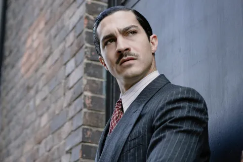El Chino Darín en clave tanguera: así es la nueva serie de Netflix que protagonizará en 2026 Foto del Chino Darín como cantante de tango en la primera imagen de su nueva serie en Netflix.