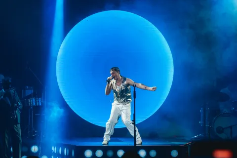 Emmanuel Horvilleur hizo bailar al Gran Rex en una noche de brillo, música y el reencuentro de Illya Kuryaki Emmanuel Horvilleur