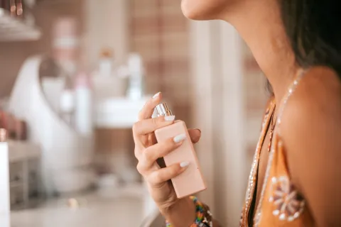 ¿Cómo hacer que tu perfume dure más en verano?