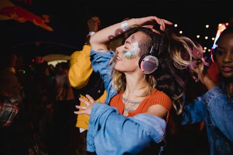 Fiestas de Navidad y Año Nuevo en Buenos Aires: ¿dónde salir después de brindar? Foto de mujer en una fiesta.