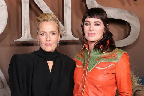 Netflix estrenó la serie con Gillian Anderson y Lena Headey que hay que ver este finde Foto de Gillian Anderson junto a Lena Headey.
