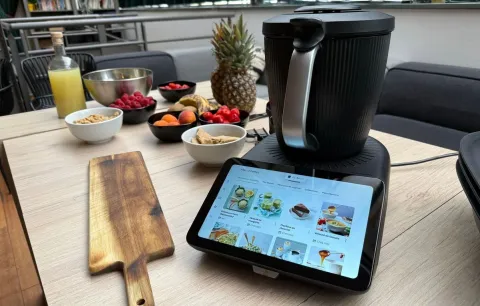 ¿Vale la pena? Usos ocultos del robot de cocina que te harán ahorrar espacio Foto de Mesada con un robot de cocina