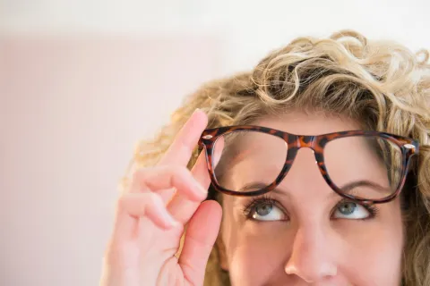 Según la forma de mi cara: cómo saber qué tipo de anteojo queda bien Foto de mujer con gafas.
