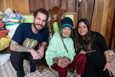 Sofía Prado, la viajera documental que recorrió más de 100 países para contar historias del mundo Sofi, junto a su esposo y a Cata, la tatuadora más vieja del mundo