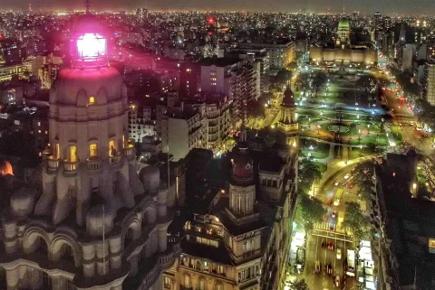 San Valentín en el Barolo: Noche de Cúpulas para celebrar el amor en las alturas El Faro del histórico Palacio Barolo, ícono de la Ciudad de Buenos Aires, ideal para celebrar San Valentín.