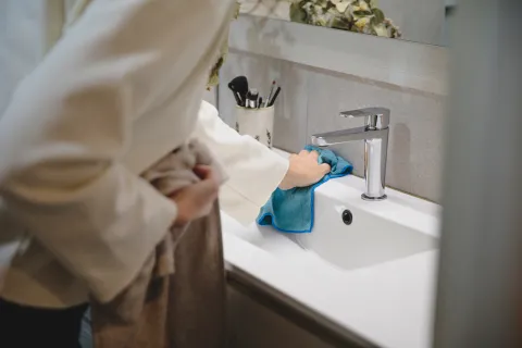 Cómo limpiar el baño profundo en menos de 20 minutos: el truco que usan las organizadoras profesionales Foto de baño.