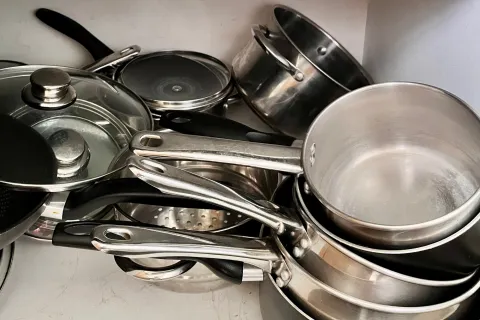 Las ollas apiladas bajo la mesada no van más: la nueva tendencia práctica y elegante.
