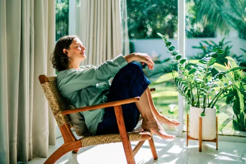 Slow living: 10 ideas simples para vivir más despacio y bajar el ritmo Slow living: qué significa vivir más despacio y por qué cada vez más mujeres lo eligen.