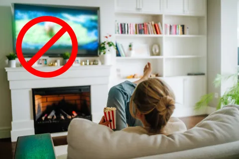 Chau al soporte de TV clásico: la nueva opción moderna que reemplaza al mueble tradicional Foto de living.