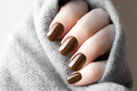 Uñas cortas y elegantes: 7 ideas para una manicura invernal con onda Las uñas cortas siguen consolidándose como una de las mayores tendencias beauty del invierno 2026.