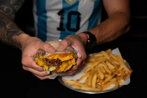 Mundial 2026: cómo cambian nuestros hábitos alimentarios cuando juega la Selección BURGER-JOINT-mundial.png