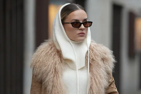 Ni bufandas XXL ni cuellos: este es el accesorio de los 2000 que vuelve a ser tendencia y es súper abrigado Una mujer usando Balaclava de invierno