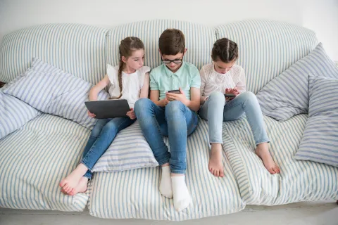 Crianza digital: cómo acompañar a chicos y adolescentes en el uso de redes sociales Crianza digital, chicos con celulares