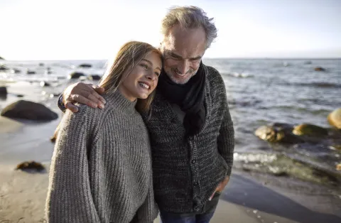 La relación con tu papá: 5 situaciones comunes y cómo atravesarlas de manera saludable padre e hija caminan en la playa