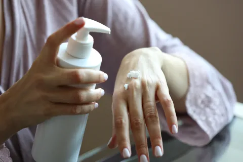 Manos secas en invierno: por qué pasa y cómo cuidarlas para evitar grietas y resequedad Manos secas