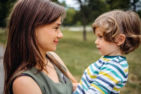 Laura Krochik, experta en crianza: "Necesitamos mirar a los ojos a nuestros hijos" madre mira a su hijo a los ojos