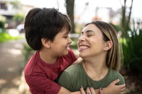 Día de la Madre 2026 en Argentina: cuándo es y por qué se celebra en octubre madre e hijo sonrien