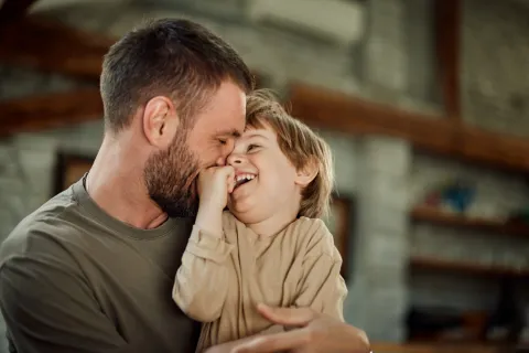 Hijos varones: por qué es clave enseñarles a expresar sus emociones Padre con hijo divirtiéndose