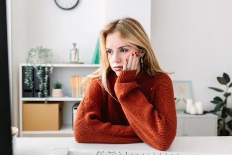 Ya no es FOMO sino FOBO: el nuevo síntoma que trajo la IA y puede afectar tu mundo laboral mujer preocupada por el trabajo