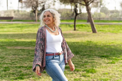 Mujer mayor de 50 caminando