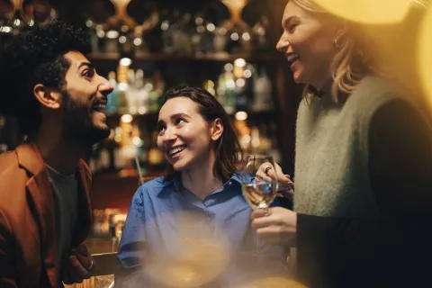 Día del Amigo: ¿por qué se celebra el 20 de julio y cuál es el origen del festejo? amigas celebrando