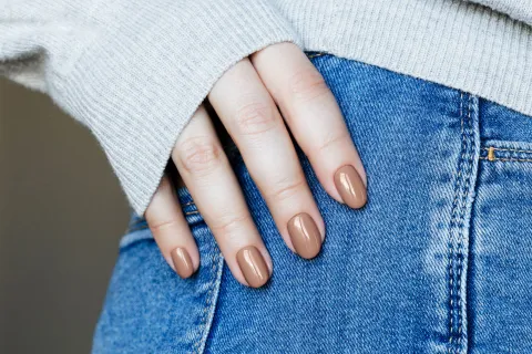 Winter nails: 3 colores que no te podés dejar de hacer esta temporada Marrón chocolate, bordó y verde oliva son los colores que lideran las búsquedas en redes sociales y los pedidos en los salones de belleza.