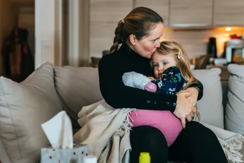 La madre oveja negra: cuando criar distinto incomoda a la familia madre-crianza