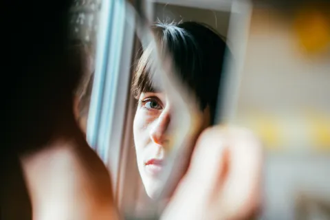 Microtrauma: qué es y cómo impacta en la ansiedad y el bienestar emocional mujer-psicología-tristeza