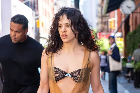 Rosalía impone tendencia con sus looks de inspiración ballet durante su paso por Nueva York Rosalía