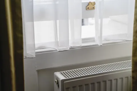 Trucos para que el calor de la estufa dure más y no se escape por ventanas y puertas Trucos para que el calor de la estufa dure más y no se escape por ventanas y puertas.