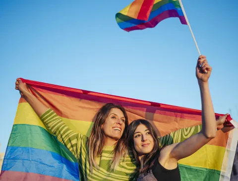 Egipto vs. Irán: qué es el Pride Match y por qué este partido del Mundial 2026 genera tanta repercusión dos mujeres con una bandera de la diversidad sexual